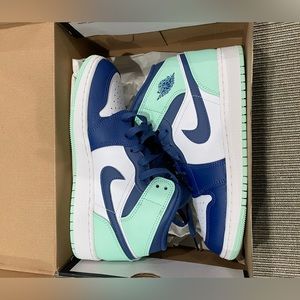 Bran New MINT AND BLUE JORDANS • NEVER WORN•